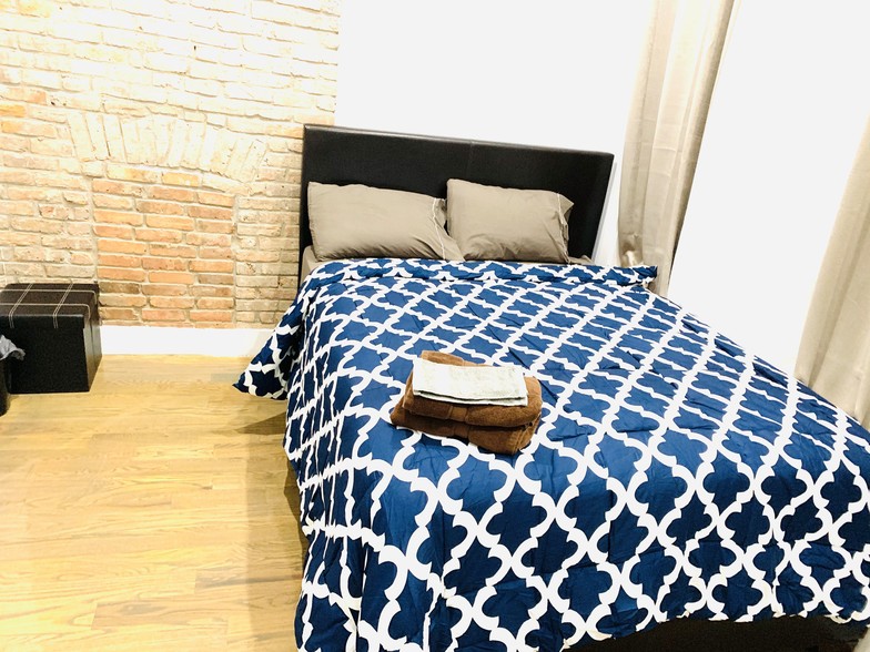 Building Photo - 1893 Pacific St