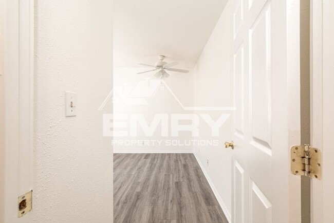 Building Photo - 2 Bed 1 Bath Apartment for Rent on Pickfor...