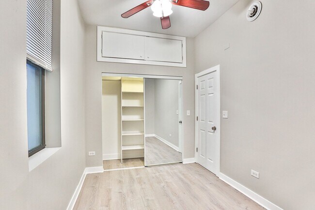 Building Photo - HUGE Condo Quality 4bed/2bath in Hot Wicker Park! Central Air! In-Unit Laundry! Deck! FREE Internet!