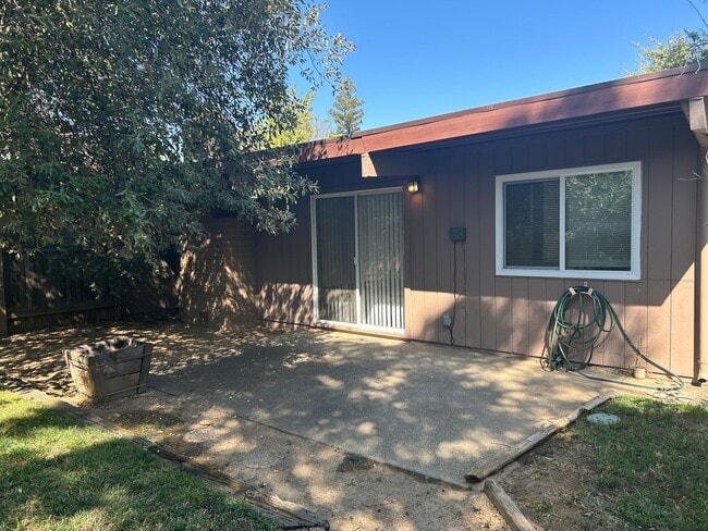 Building Photo - Cute Halfplex in Quiet Neighborhood