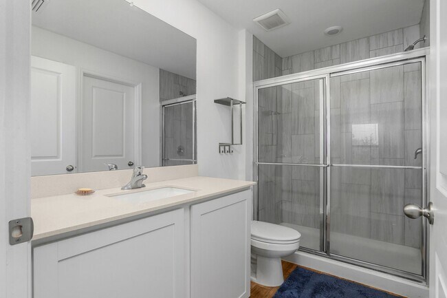 Building Photo - NOW AVAILABLE - 3/2 with 2 Car Garage in Mirror Lakes!