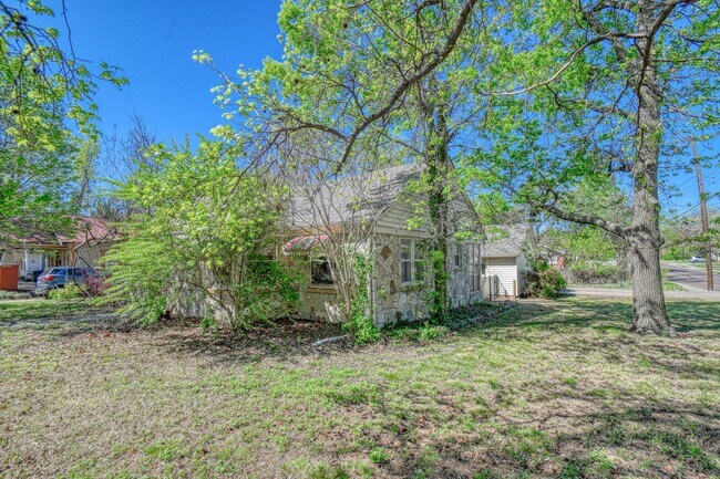 Building Photo - Charming Campus Home!