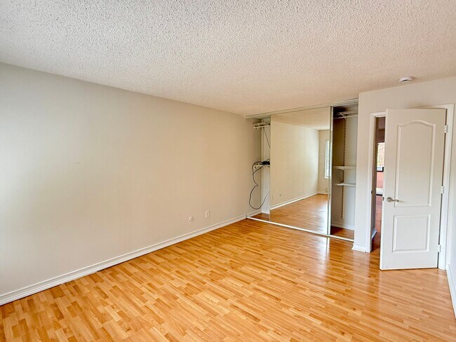 Building Photo - $3290 - 3 BED/2 BATH CONDO IN CENTRAL FREM...