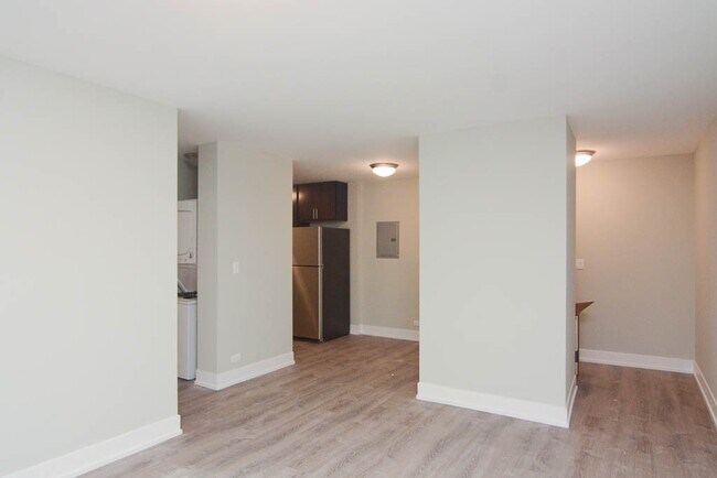 Building Photo - 447 W Surf St