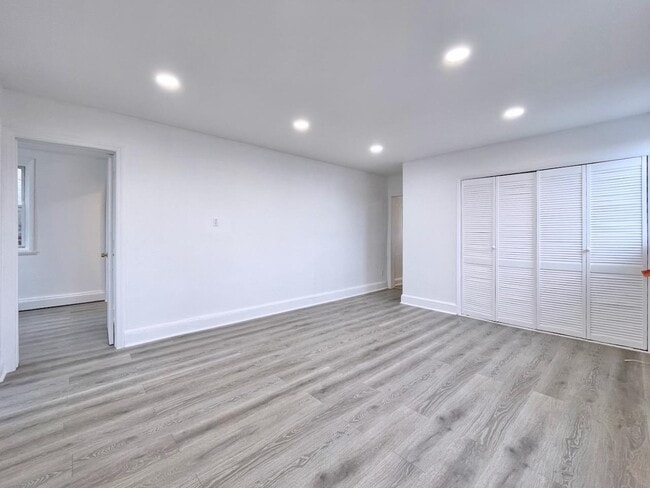 Building Photo - 389 Monmouth St