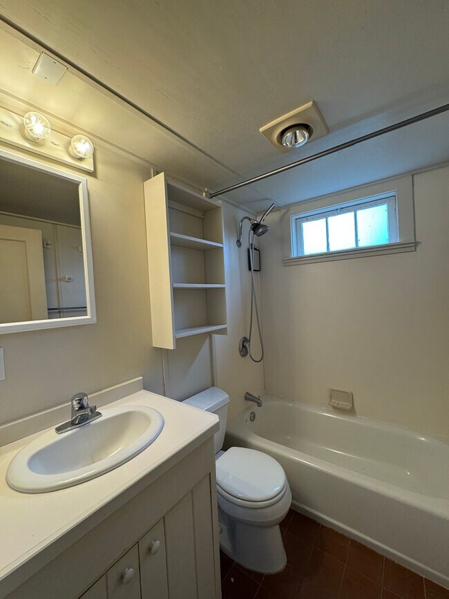 Building Photo - Desirable Indianola waterfront just in tim...
