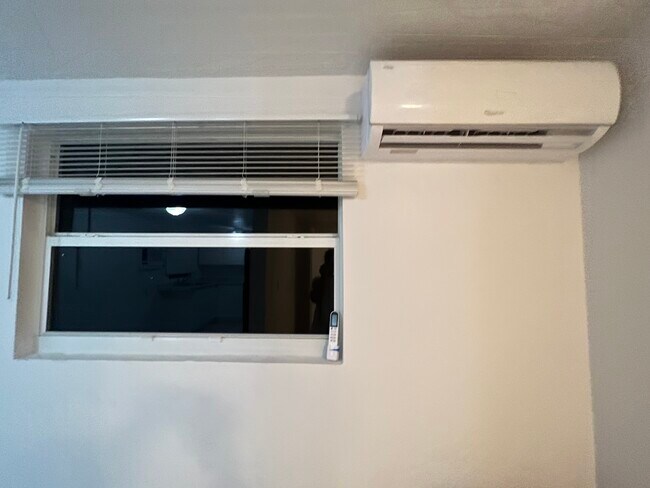 Building Photo - 1300 NE 47th Ct