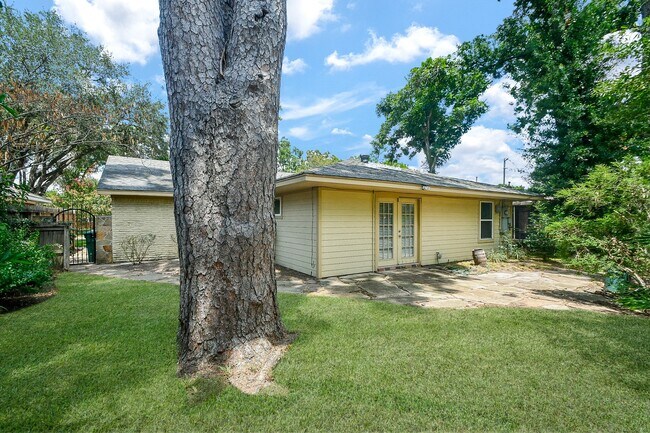 Building Photo - 5209 De Milo Dr