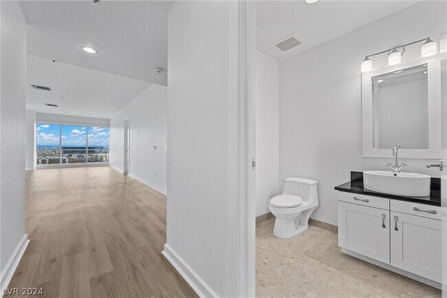 Building Photo - 4575 Dean Martin Dr