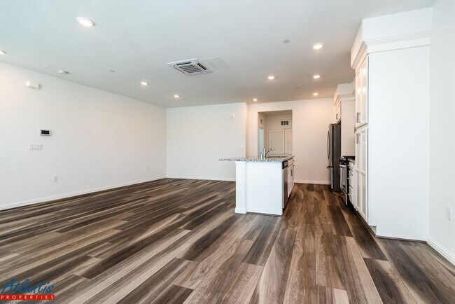 Building Photo - Newly Built Condo | Open Floor Plan | E.V. Outlet