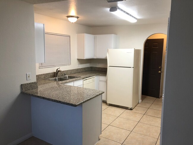 Building Photo - MOVE IN READY! 3 BEDROOM, 2 BATH CONDO IN ...