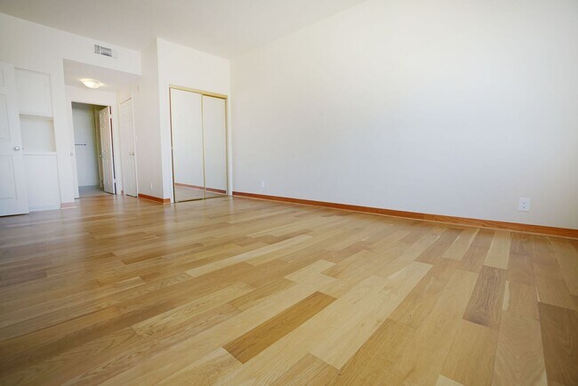 Building Photo - Sunlight Galore 2 Bed / 3Bath + Loft + Sundeck Condo in Westwood!