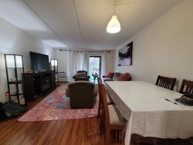 Building Photo - 80 N Warren St