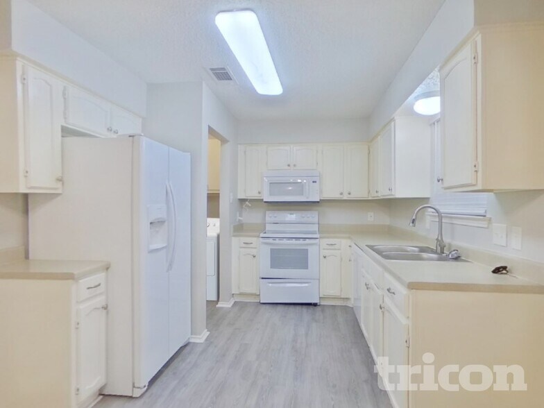 Building Photo - 521 Clover Dr