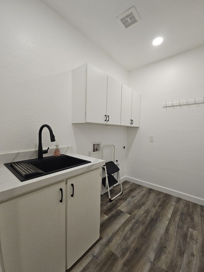 Building Photo - 1701 E Kramer St