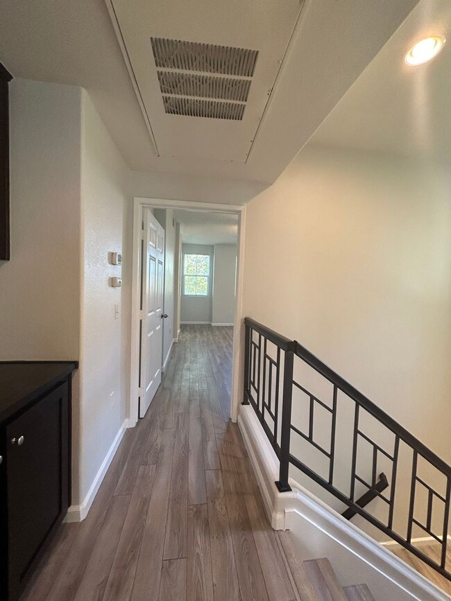 Building Photo - Move in special !!! $1000 off first month rent on approved credit with a 1 year lease.