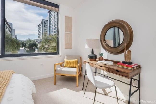 Building Photo - 250 King St