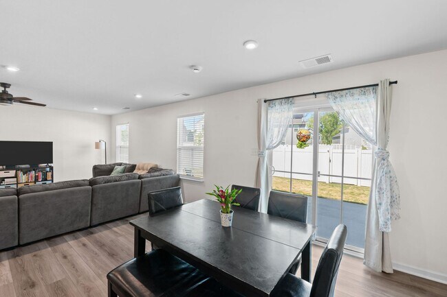 Building Photo - Beautiful 4-Bedroom Home with Fenced Backyard & Open Floor Plan!