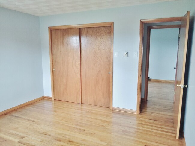 Building Photo - 2 Bed / 1-1/2 Bath Single Family Home