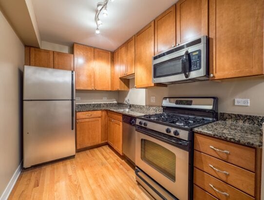 Building Photo - 665 W Wrightwood