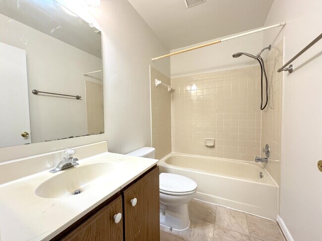 Building Photo - Lake Ridge Gem: Your Inviting Home Awaits!