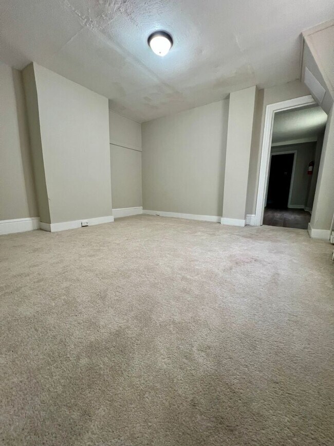 Building Photo - 3-Bedroom + Bonus Room | 1-Bath End-of-Row Townhome in Norristown – Available Now!