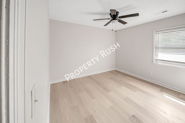 Building Photo - 1104 Queens Dr