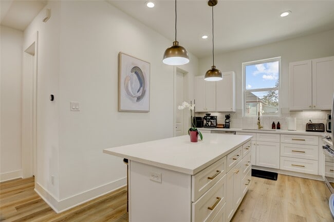 Building Photo - 2013 Cochran St