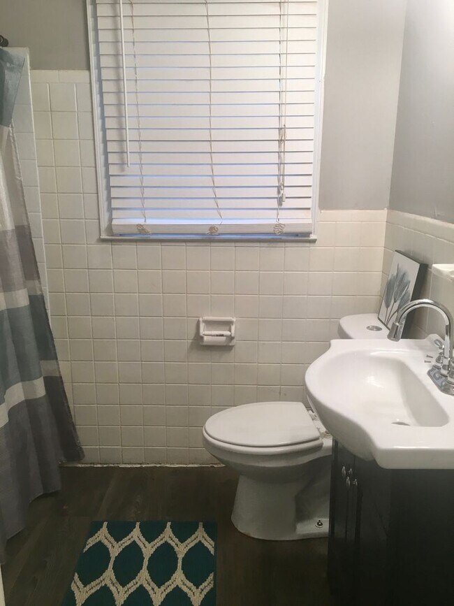 Building Photo - LARGE 3 bedroom + flex room,  2 bath home!!!