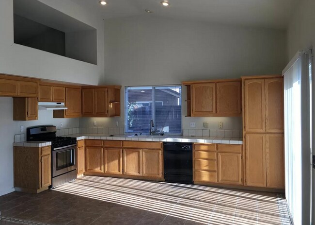 Building Photo - Great location!  Close to shopping, schools and freeway access