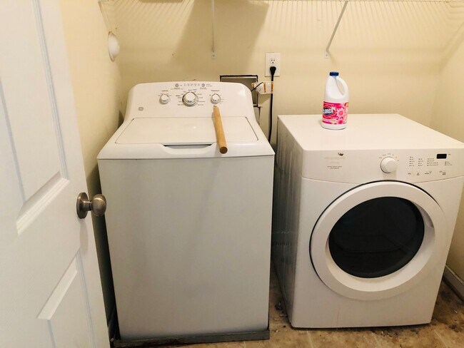 Building Photo - 3 Bdrm/2.5 Bth Home Located Close to I-95