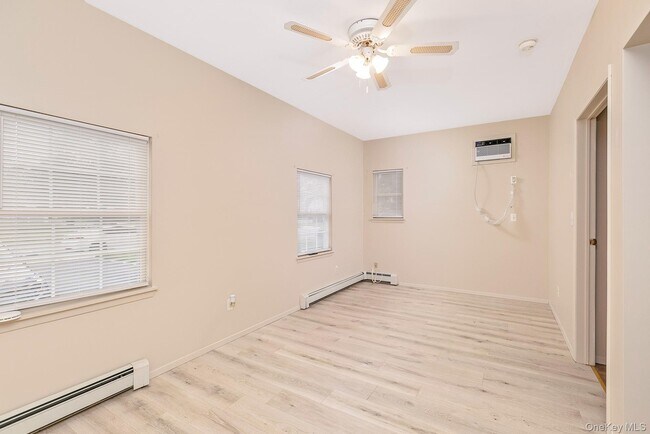 Building Photo - 4 Brooktree Ct