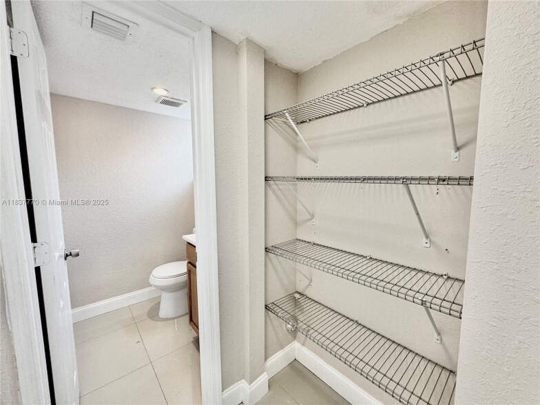 Building Photo - 3840 SW 52nd Ave