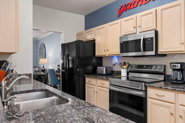 Building Photo - Stylish Townhome Living in Oak Creek