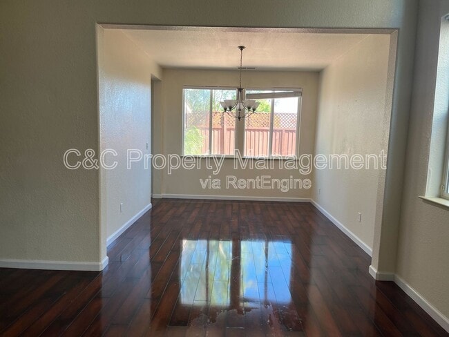 Building Photo - 4020 Crescent Ct