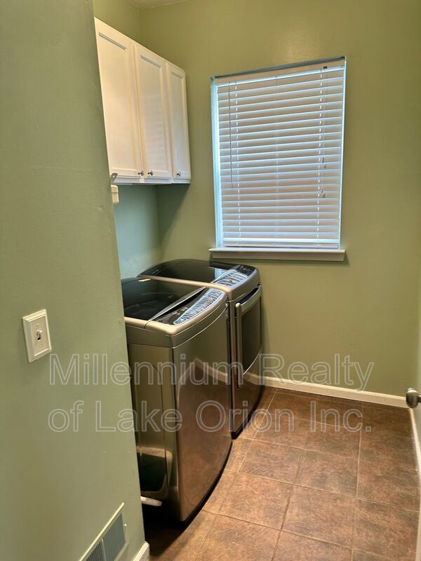 Building Photo - 3189 Silverbrook Dr