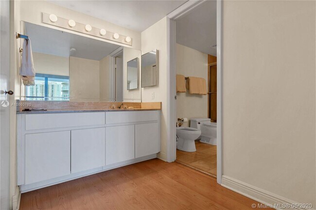Building Photo - 2025 Brickell Ave
