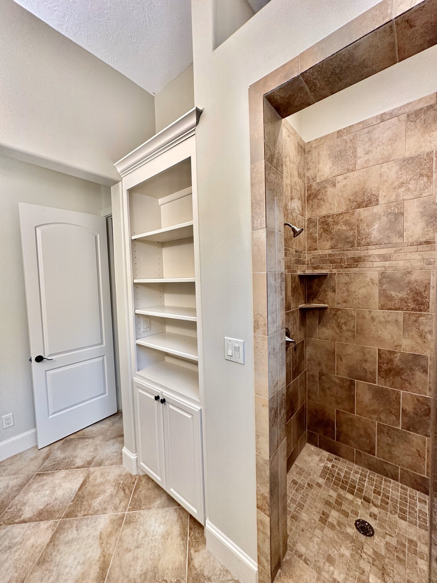 Guest bath has a walk in shower - 6121 Hamman St