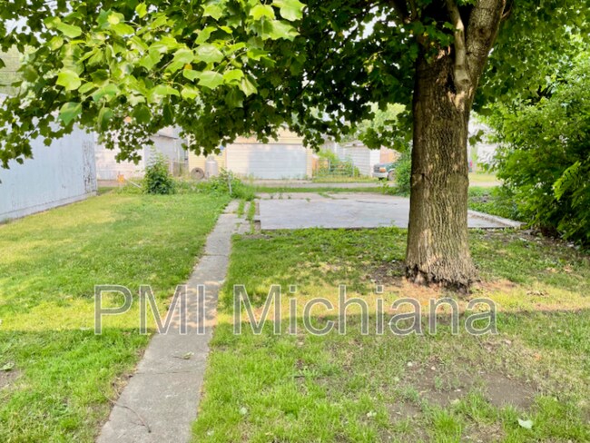 Primary Photo - 1122 College St