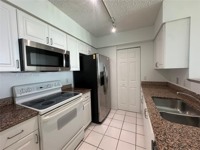 Building Photo - 1155 Brickell Bay Dr