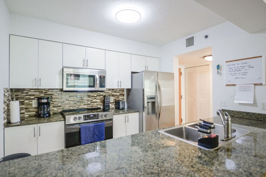 Building Photo - 1200 Brickell Bay Dr