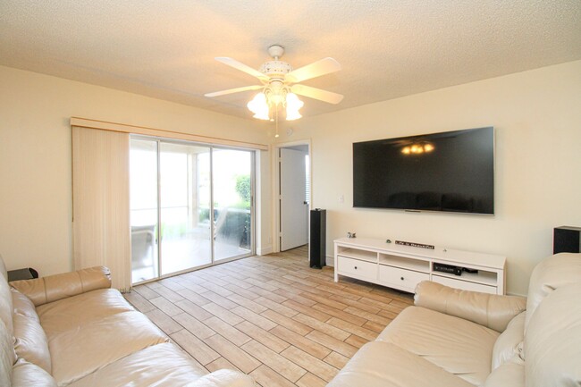 Building Photo - ** 2/2 FIRST FLOOR EMERALD LAKES BEAUTY RE...