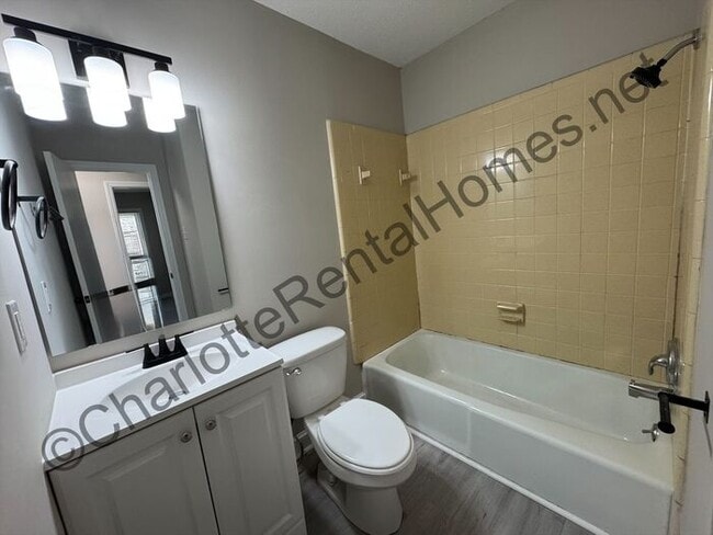 Building Photo - Fully updated 3 bedroom, 2.5 bath home in Monroe!