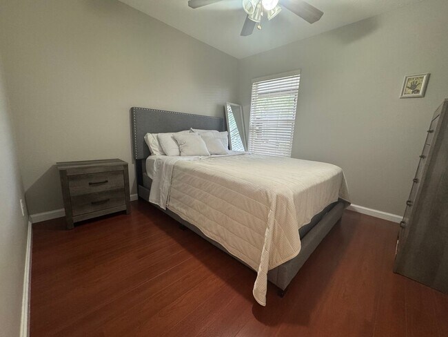 Building Photo - 4/2 in Gated Community near Tuskawilla Rd ~ Tile and Laminate Floors ~ Screened Patio ~  Communit...