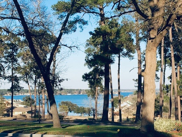 Building Photo - 1406 W April Villa