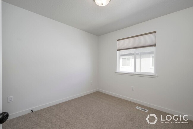 Building Photo - Beautiful Townhome in Herriman UT