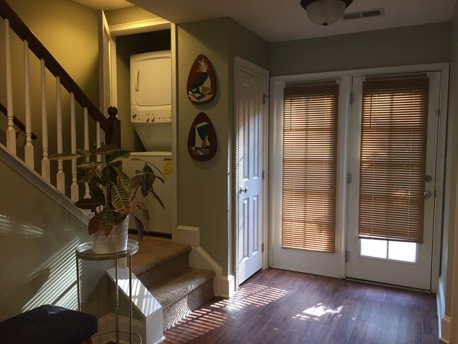 entry and laundry - 5314 Park Rd