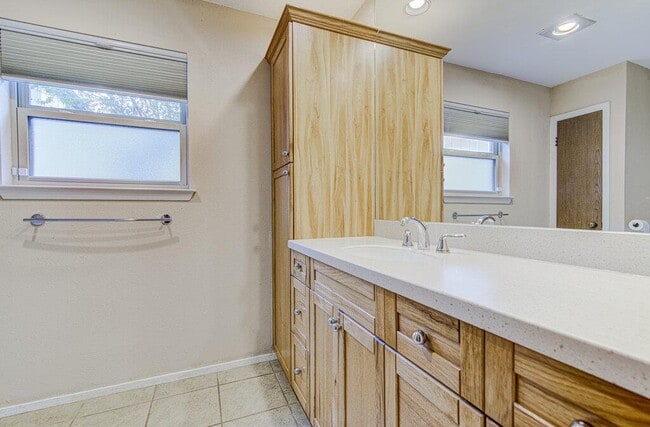 Building Photo - 11803 Hyacinth Dr