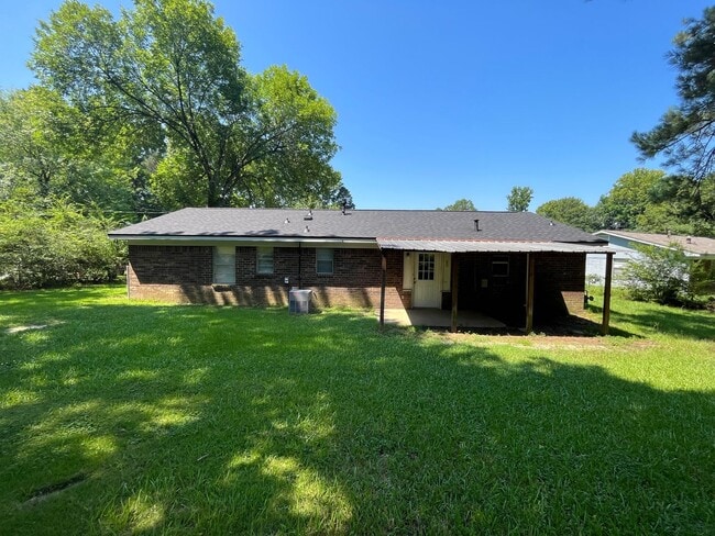 Building Photo - Beautiful Home Located Off Of Whitesville ...