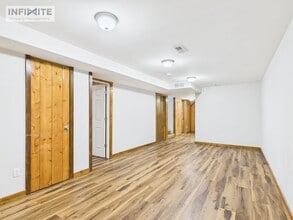 Building Photo - Four Bedroom on South Grand!